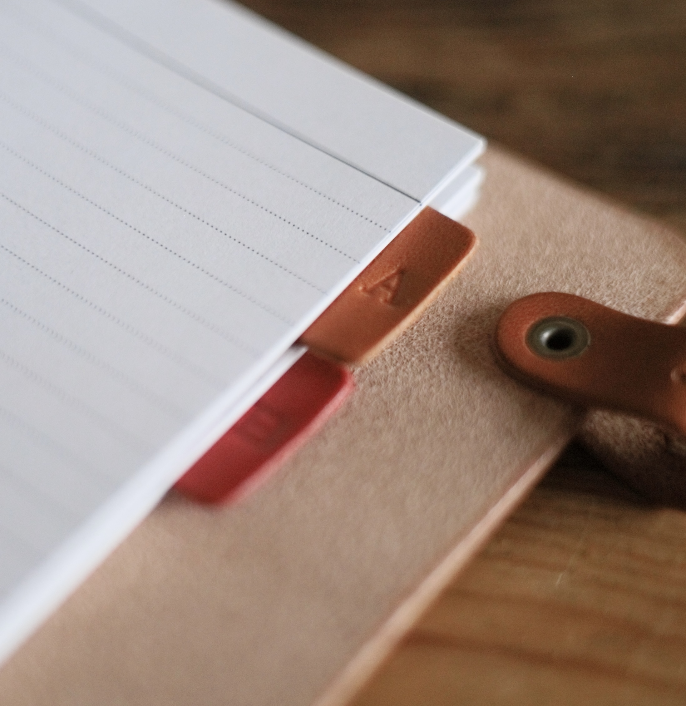 私的時間のためのシステム手帳(M6サイズ)　ナチュラル　本革ディバイダー２枚付